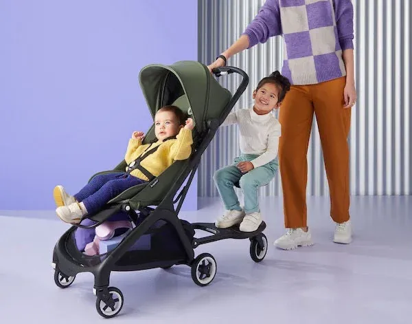 Bugaboo Butterfly กับอุปกรณ์เสริม Wheeled Board — พี่คนโตยืนบนบอร์ดด้านหลัง น้องเล็กนั่งในเบาะ